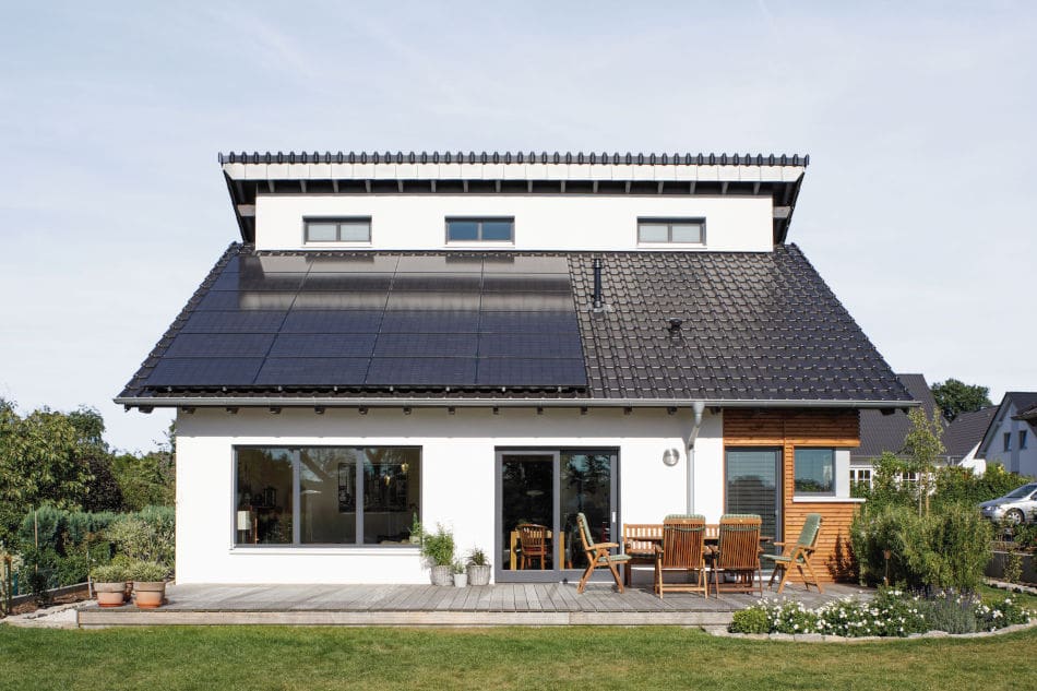 Vila s fotovoltaickými panely Viessmann Vitovolt 300